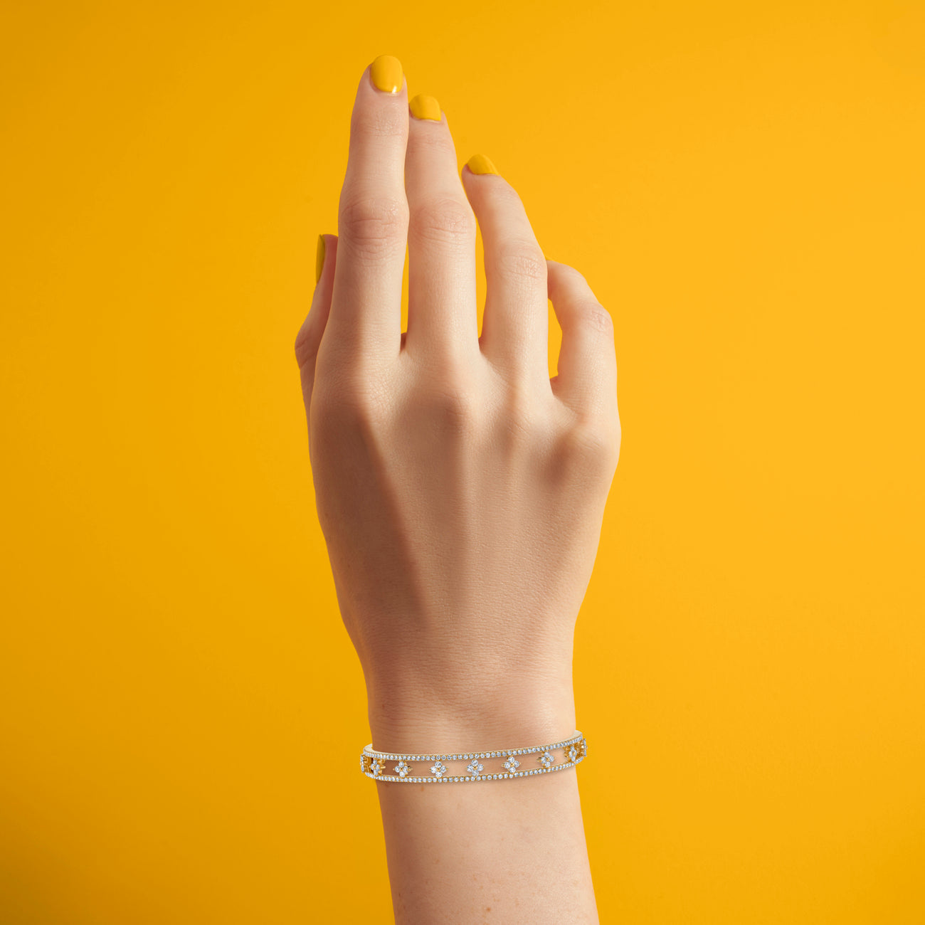 Fleur de Lis Bangle in Yellow Gold